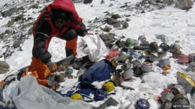 Ni la cima del Everest se escapa del turismo depredador